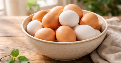 œufs frais dans un bol sur une table en bois