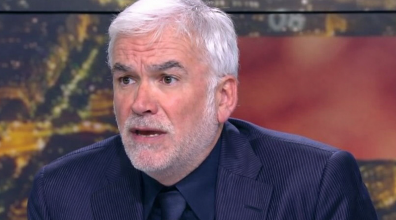 animateur de débat télévisé visiblement tendu en plein direct sur un plateau de télévision