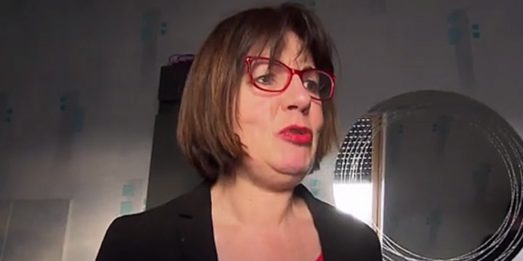 Femme intervenant dans une émission éducative télévisée répondant face caméra dans un contexte de polémique médiatique
