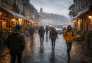 Village sous une pluie torrentielle, habitants marchant calmement dans les rues mouillées sans parapluie, habitués aux fortes précipitations quotidiennes.