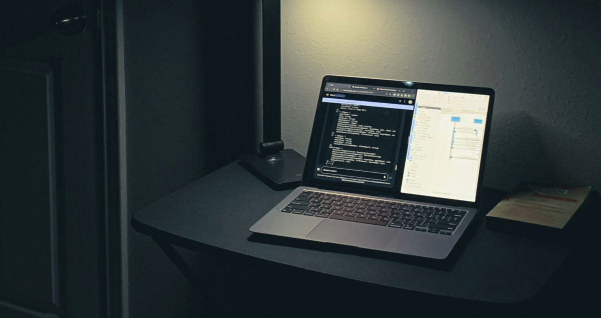 Ordinateur portable posé sur un bureau sombre, affichant deux fenêtres de travail sur l’écran, dans une ambiance nocturne évoquant un usage prolongé et des préoccupations liées aux mises à jour informatiques.