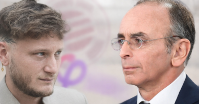 Gros plan de deux responsables politiques français face à face, l’un plus jeune avec cheveux courts légèrement ébouriffés et barbe courte portant une veste claire, l’autre plus âgé avec cheveux grisonnants et lunettes fines habillé d’un costume sombre et d’une cravate, échangeant un regard tendu sur fond neutre volontairement flouté sans texte ni logo visible, illustrant une confrontation politique et judiciaire.