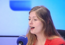 Jeune femme s’exprimant dans un studio radio, micro devant elle, regard concentré, ambiance bleutée, illustrant une polémique politique et sociétale en France.