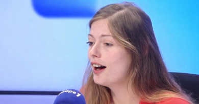 Jeune femme s’exprimant dans un studio radio, micro devant elle, regard concentré, ambiance bleutée, illustrant une polémique politique et sociétale en France.