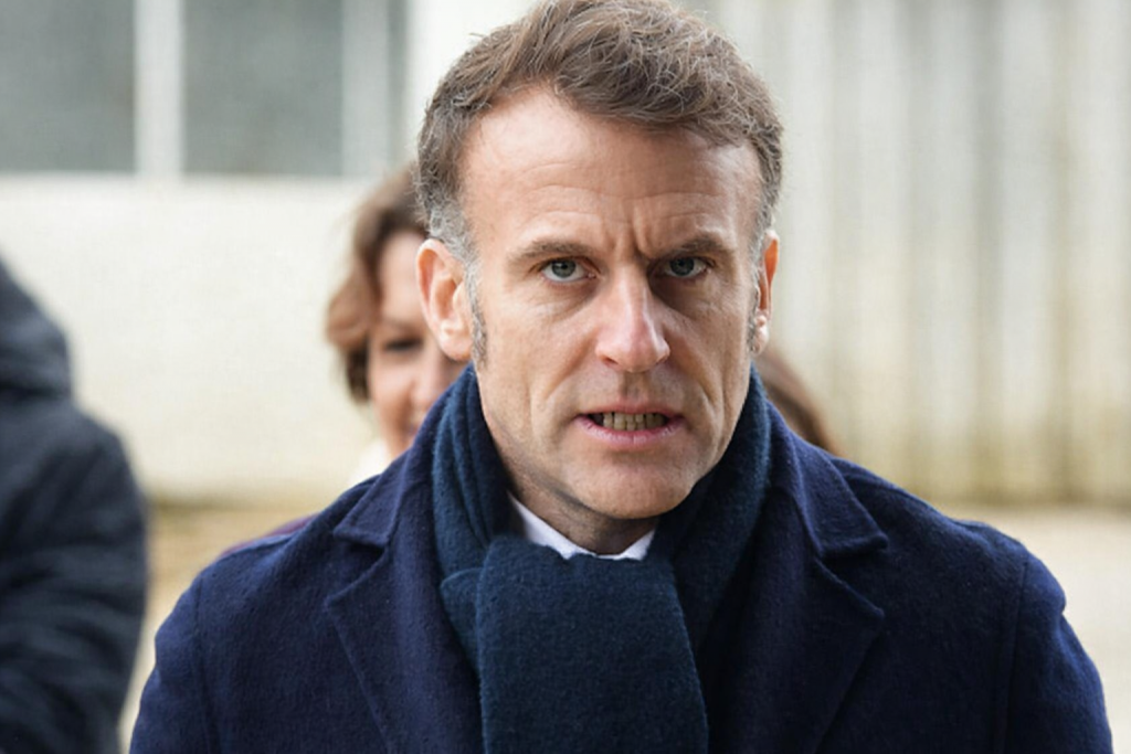 Homme politique au visage fermé avançant en extérieur, regard tendu, manteau sombre et écharpe, atmosphère de tension et de gravité institutionnelle