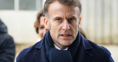 Homme politique au visage fermé avançant en extérieur, regard tendu, manteau sombre et écharpe, atmosphère de tension et de gravité institutionnelle