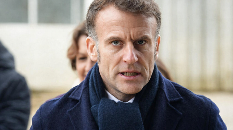 Homme politique au visage fermé avançant en extérieur, regard tendu, manteau sombre et écharpe, atmosphère de tension et de gravité institutionnelle