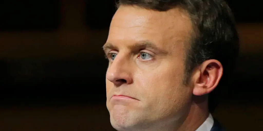 Gros plan d’un homme politique au regard fixe et sévère, visage fermé, éclairage sombre, atmosphère lourde et solennelle