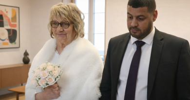Femme âgée en tenue de mariage tenant un bouquet de fleurs aux côtés d’un homme plus jeune en costume lors d’une cérémonie civile en mairie