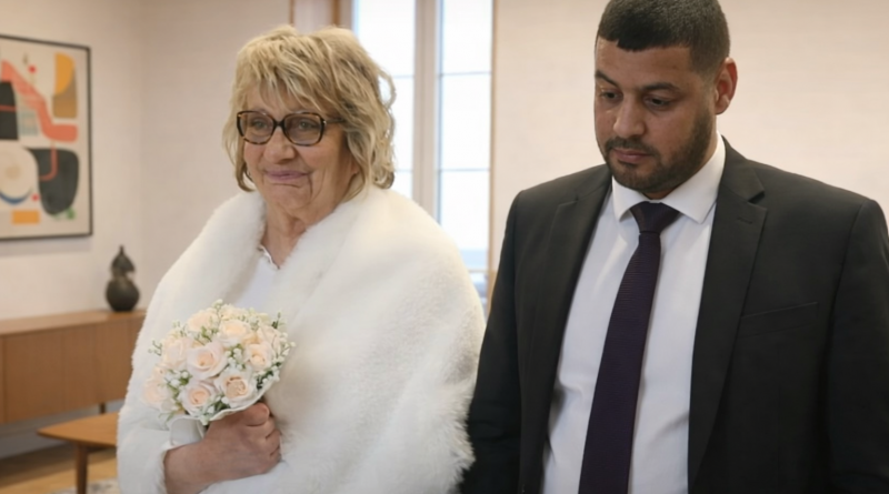 Femme âgée en tenue de mariage tenant un bouquet de fleurs aux côtés d’un homme plus jeune en costume lors d’une cérémonie civile en mairie