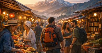Des voyageurs explorant un marché local animé à l’aube, entourés d’étals colorés, de produits artisanaux et de montagnes embrumées, symbolisant les nouvelles tendances du voyage axées sur l’authenticité et la découverte.
