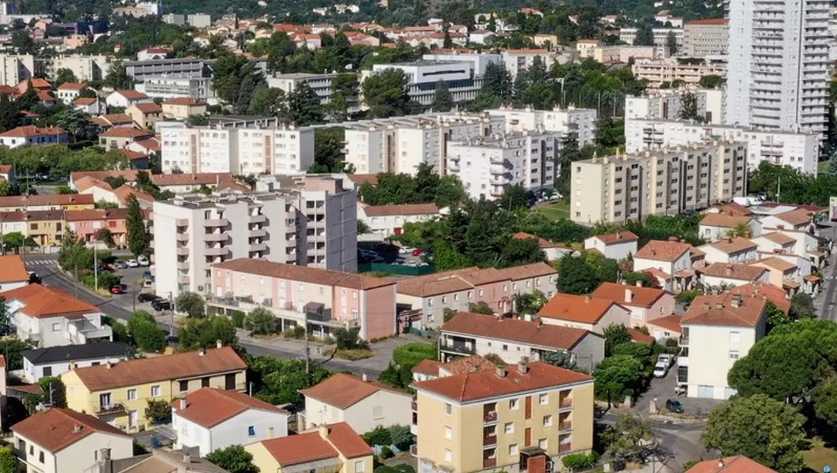 vue aérienne d’un quartier urbain du sud de la France avec immeubles résidentiels et maisons aux toits rouges, environnement dense illustrant le lieu d’une intervention policière
