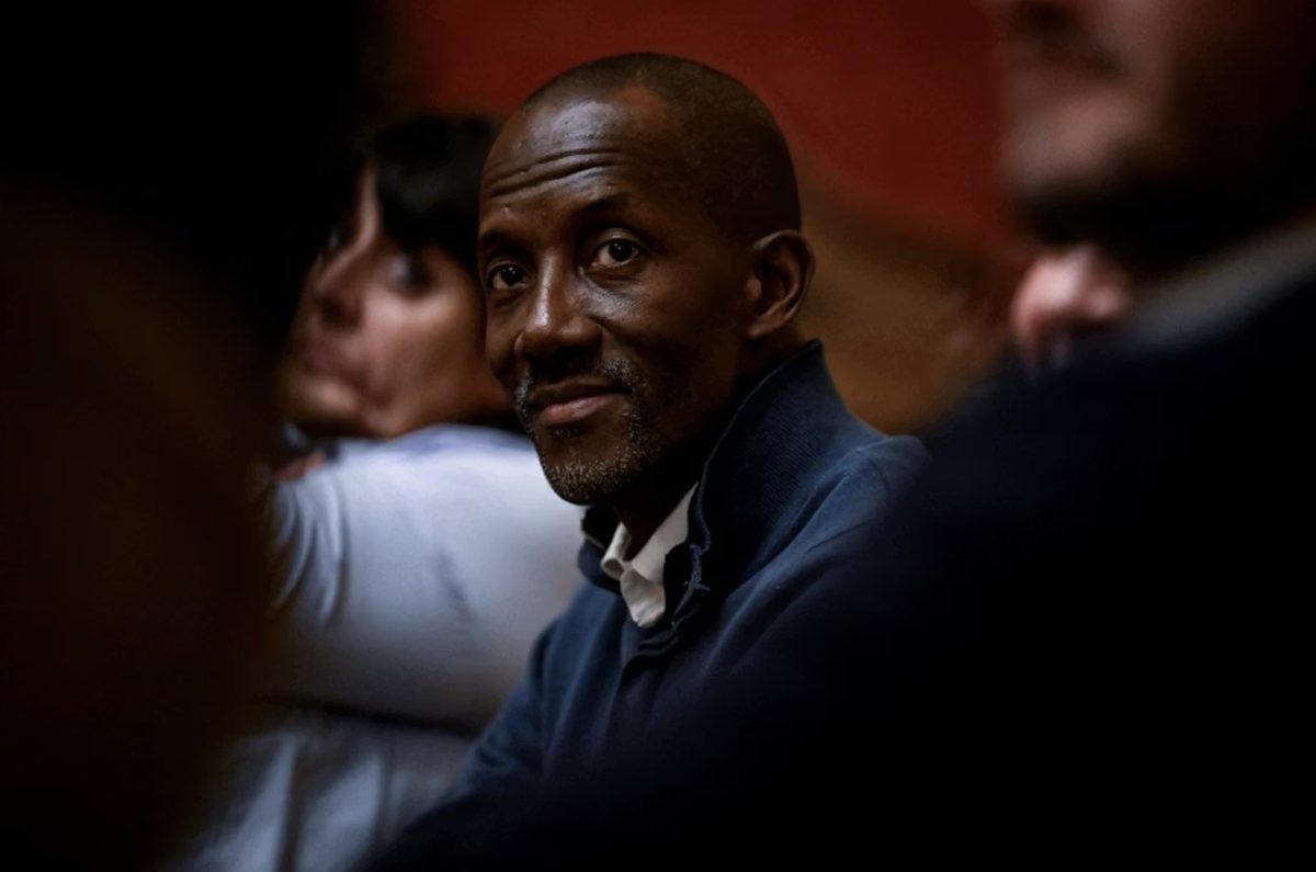 homme politique souriant lors d’une soirée électorale entouré de militants célébrant la victoire d’une élection municipale dans une grande ville française