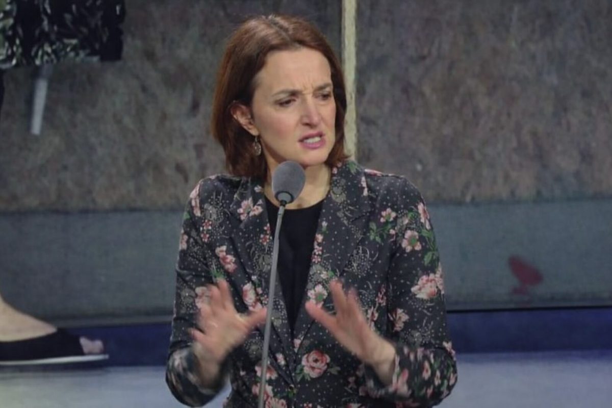 Femme s’exprimant avec fermeté sur un plateau télévisé, visage tendu et gestes marqués, illustrant un débat polémique sur le rapatriement de Français à l’étranger
