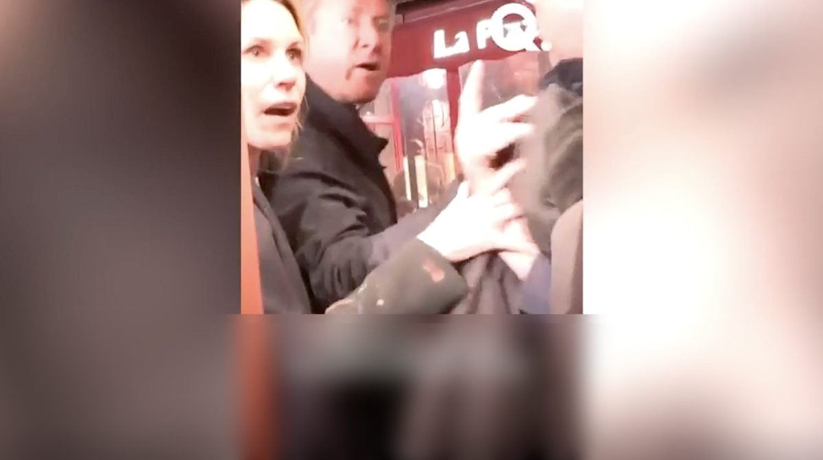 Un couple visiblement sous tension dans un restaurant tente d’échapper à une caméra insistante, tandis qu’un homme fait un geste pour se protéger de l’objectif dans une ambiance tendue