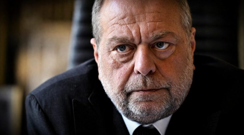 Portrait serré d’un homme politique français au regard intense, en costume sombre, regardant droit face à l’objectif dans une ambiance sérieuse et institutionnelle, illustrant une tension liée à une possible nomination à un poste stratégique de l’État