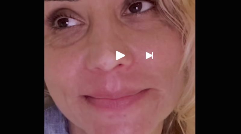 gros plan sur le visage d’une femme blonde enregistrant un message vidéo avec un smartphone, expression sérieuse et regard inquiet, image capturée dans un contexte de témoignage personnel