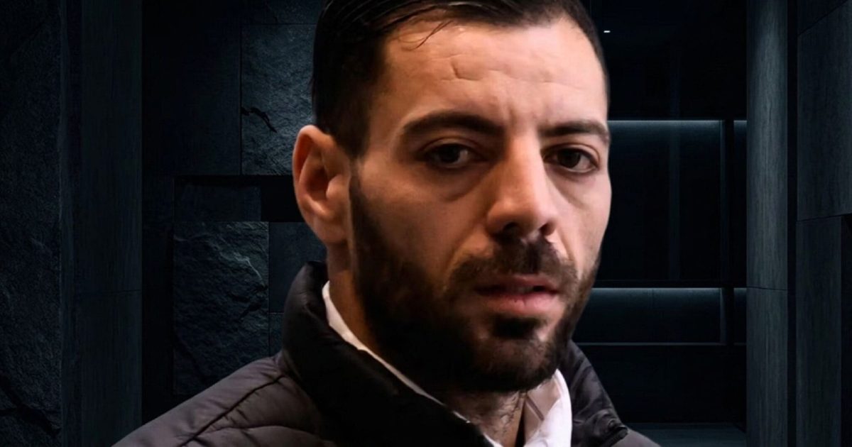 portrait d’un homme barbu au regard sérieux, éclairé dans une pièce sombre aux murs modernes, illustration d’une affaire judiciaire et d’une polémique autour d’un influenceur impliqué dans un débat sur l’immigration et le droit au séjour en France