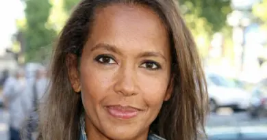 portrait d’une animatrice française en extérieur regardant directement la caméra avec une expression douce et engagée, lumière naturelle et arrière-plan flou urbain