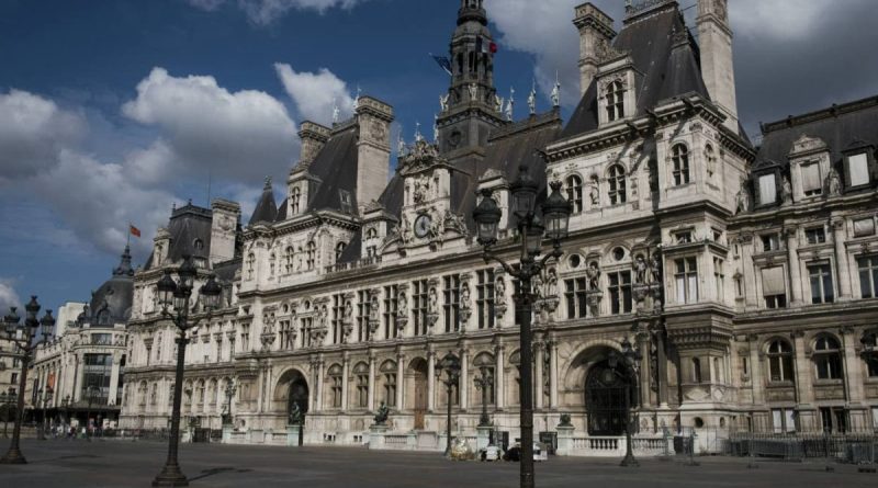 Façade d’un grand bâtiment administratif historique au cœur d’une capitale européenne, architecture monumentale avec tours, statues et lampadaires, ciel nuageux au-dessus d’une place vide dans un contexte d’actualité judiciaire