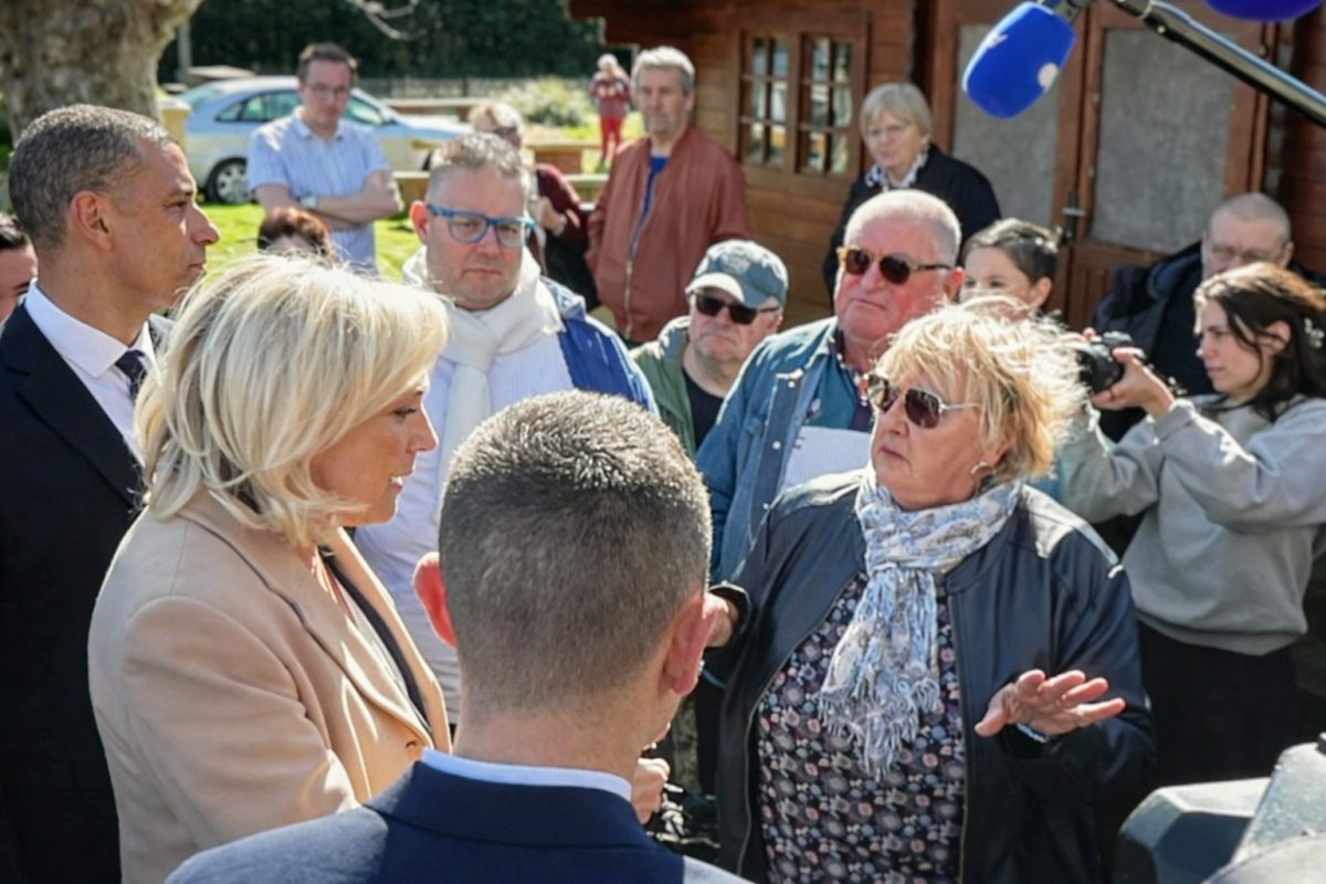 femme politique blonde échange avec une électrice entourée de citoyens et de journalistes lors d’une discussion tendue en extérieur dans une ville du nord de la france
