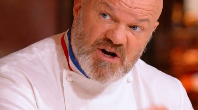 chef cuisinier en veste blanche parlant avec intensité dans une salle de restaurant pendant un moment de tension avec des clients