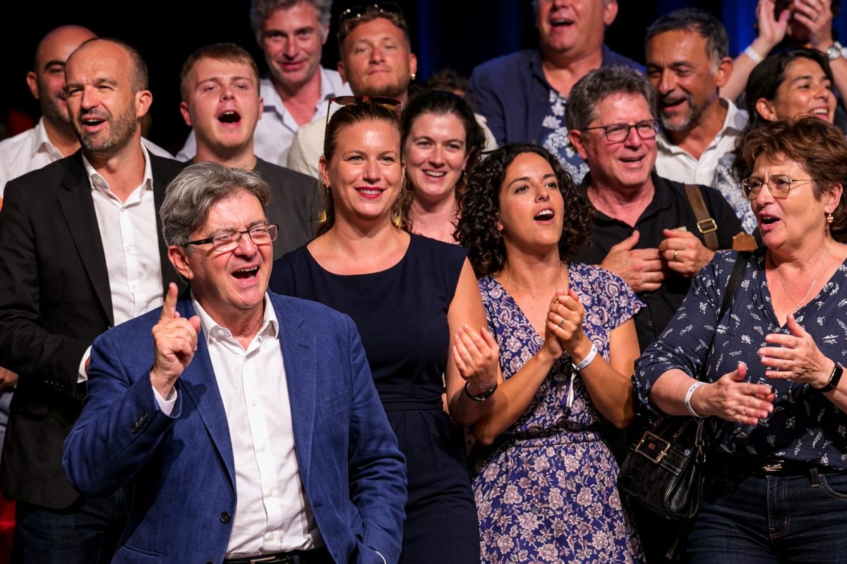 groupe d’élus et de militants applaudissant lors d’un rassemblement politique sur une scène en France