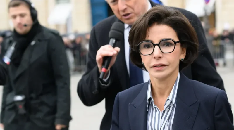 Femme politique au regard sérieux et marqué, entourée de journalistes avec micros et caméras, en extérieur dans une ambiance tendue après une soirée électorale difficile