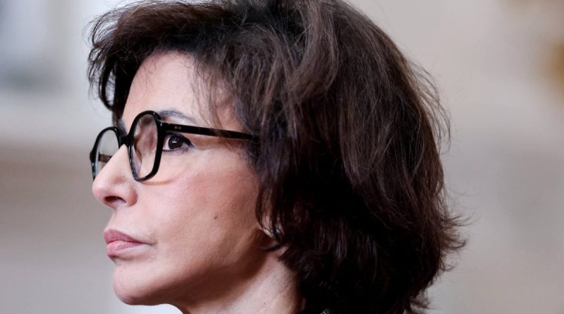 Portrait de profil d’une femme politique française portant des lunettes, le visage sérieux et concentré, dans un contexte d’actualité politique et de polémique médiatique.