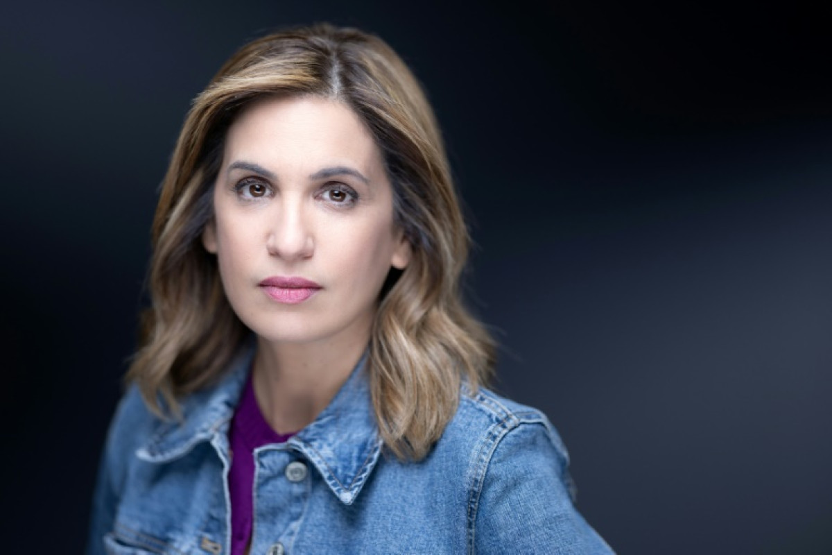 Portrait d’une journaliste française au regard sérieux photographiée en studio sur fond sombre, image illustrant un débat télévisé ayant déclenché une polémique politique en France.