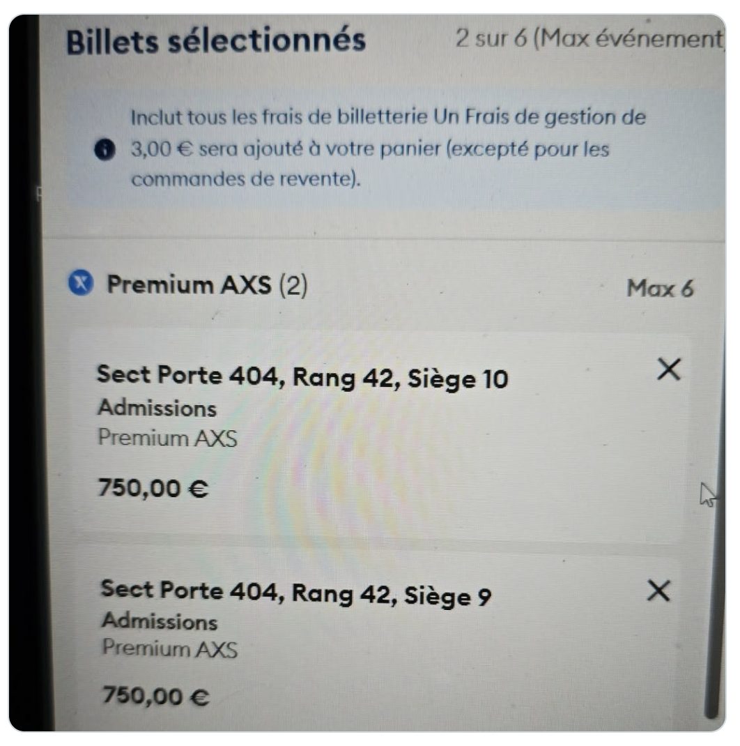 Illustration graphique et artistique montrant une scène chaotique et fragmentée liée à la billetterie de concert, avec superposition d’éléments visuels comprenant des billets, des armes stylisées, des canettes et des motifs urbains, ainsi qu’une foule de visages entremêlés en arrière-plan, évoquant la confusion, la tension et la colère des consommateurs face à des prix jugés abusifs, avec un encart flou affichant “Premium AXS” suggérant une polémique autour des plateformes de vente de billets et des pratiques tarifaires contestées