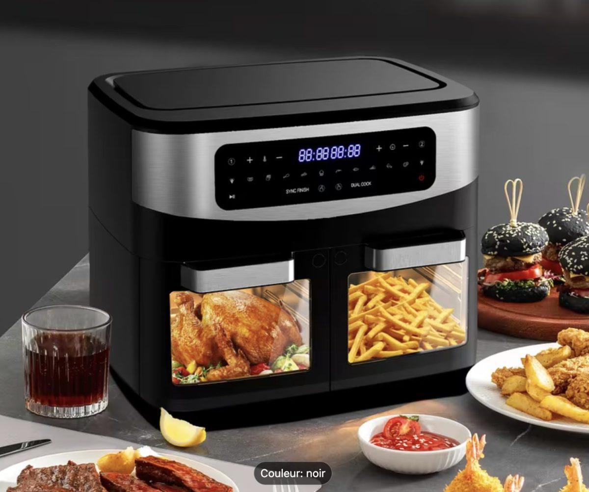 Friteuse à air chaud 12 litres double zone multifonction 6 en 1 posée sur un plan de travail, avec deux compartiments visibles contenant un poulet rôti entier d’un côté et des frites dorées de l’autre, écran tactile LED en façade, entourée de plats cuisinés comme burgers, nuggets et sauce, illustrant une cuisson rapide sans huile et polyvalente dans une cuisine moderne
