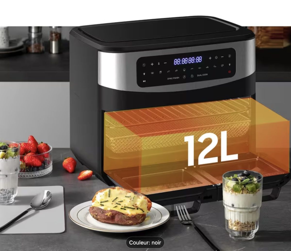 Friteuse à air chaud 12 litres grande capacité avec compartiment ouvert et indication visuelle du volume intérieur, appareil de cuisine moderne noir avec écran tactile LED, posée sur un plan de travail avec des desserts et fruits autour, illustrant une cuisson sans huile adaptée aux repas familiaux et aux préparations variées