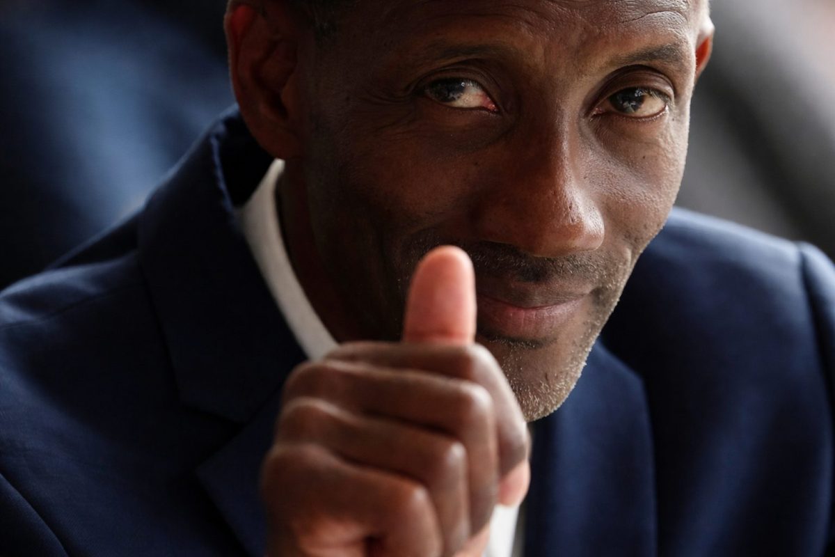 Portrait en gros plan du maire de Saint-Denis Bally Bagayoko avec une expression sérieuse lors d’une prise de parole publique dans un contexte de polémique médiatique autour d’une chaîne d’information