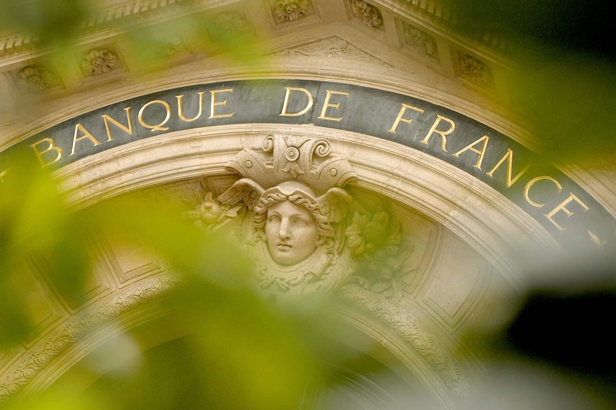 Façade d’un bâtiment bancaire imposant vue en contre-plongée, symbolisant le pouvoir financier et les enjeux liés au financement d’une campagne présidentielle en France