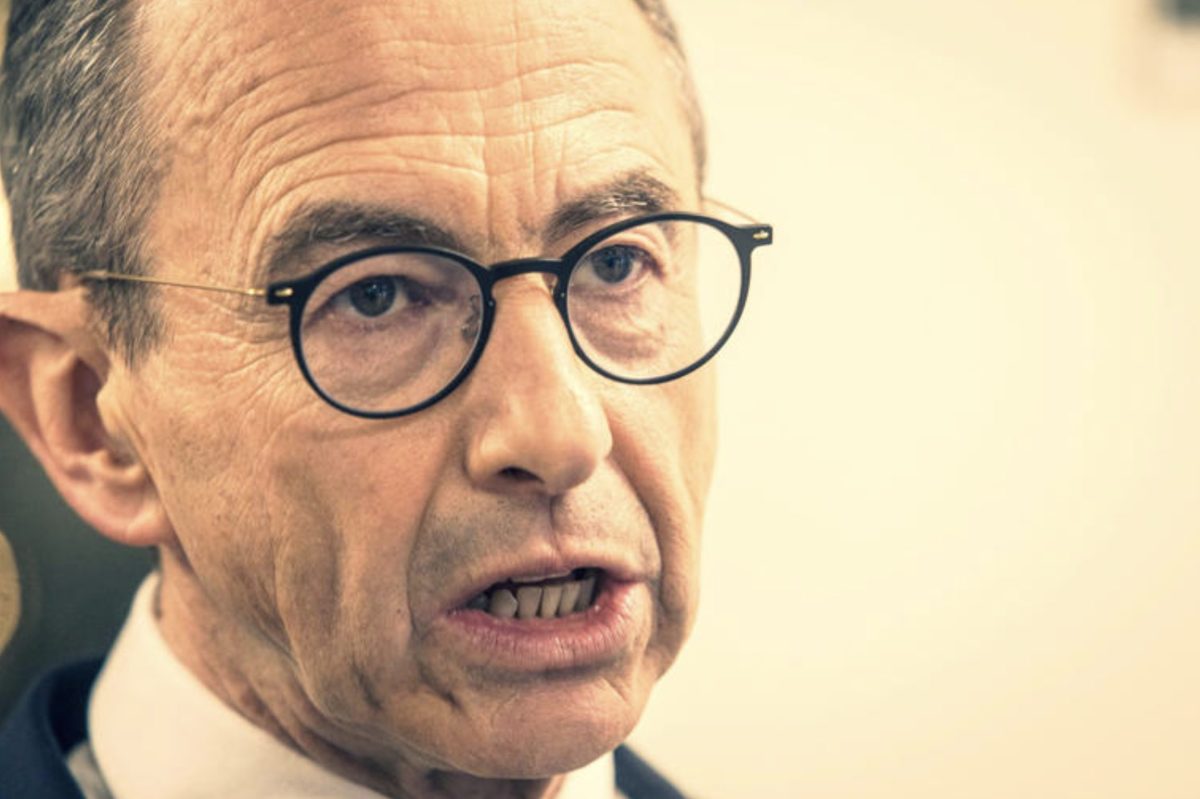 gros plan sur un homme politique français portant des lunettes, en train de s’exprimer lors d’une interview, évoquant une proposition controversée liée à la présidentielle 2027 et aux sujets sociétaux