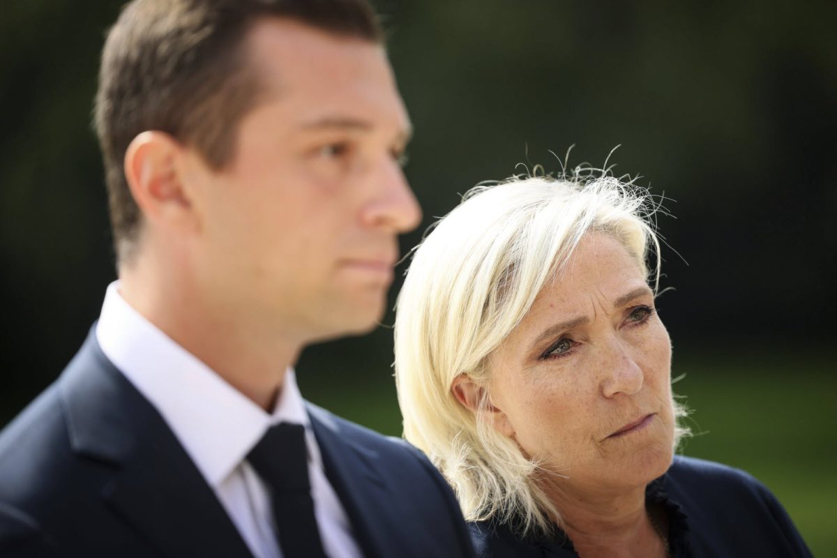 Deux responsables politiques français côte à côte lors d’un événement officiel en extérieur, affichant une expression grave et préoccupée, dans un contexte de tension autour du financement d’une campagne présidentielle.