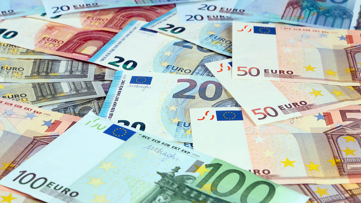 Billets en euros associés à un ticket à gratter gagnant, illustrant un gain important lié à un jeu de loterie et une situation de tension autour de l’argent