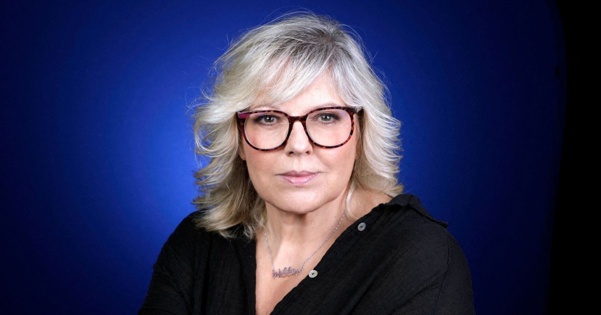 Portrait d’une femme aux cheveux blonds courts portant des lunettes, regard sérieux face à l’objectif, illustrant un témoignage sur une relation toxique et des violences psychologiques