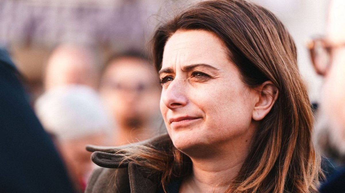 Femme enceinte prise en photo dans un contexte médiatique, image volontairement floutée et fragmentée avec des éléments de texte superposés, symbolisant une polémique publique, une exposition médiatique intrusive et un malaise autour de propos tenus à la télévision