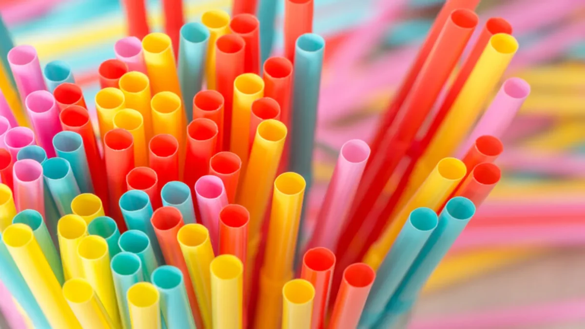 Gros plan sur un ensemble de pailles colorées regroupées dans un distributeur, image nette illustrant un objet du quotidien pouvant devenir une source de contamination
