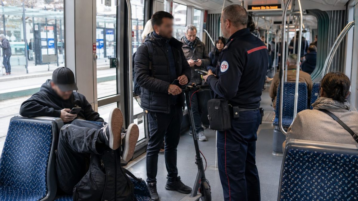 Contrôleur dans un tramway moderne français en train de verbaliser un passager transportant une trottinette non pliée, tandis qu’un autre voyageur pose ses pieds sur un siège, scène réaliste illustrant les infractions du quotidien dans les transports en commun.