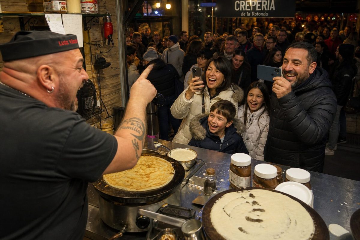Crêpier en train de préparer des crêpes dans une crêperie animée à Andorre-la-Vieille, interagissant de façon humoristique et provocante avec une famille qui le filme en riant, tandis qu’une longue file d’attente de clients se forme en arrière-plan, illustrant le succès d’un concept insolite de crêperie où les insultes font partie du spectacle