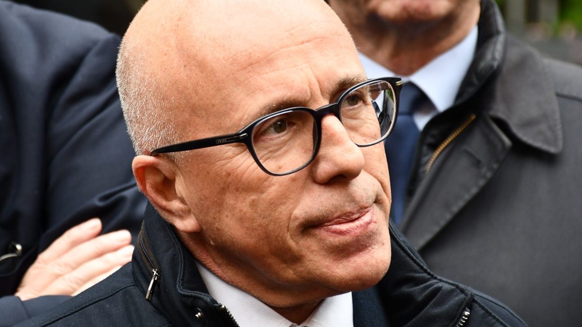Portrait serré d’Éric Ciotti à Nice lors d’un déplacement public, le député et maire soutenu par le RN apparaissant au cœur de la polémique autour de la statue de Jeanne d’Arc critiquée par La France Insoumise.