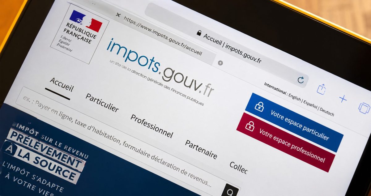 Écran affichant le site officiel impots.gouv.fr sur une tablette ou un ordinateur portable, illustrant la surveillance fiscale, les comptes bancaires et les contrôles réalisés par l’administration fiscale en France.