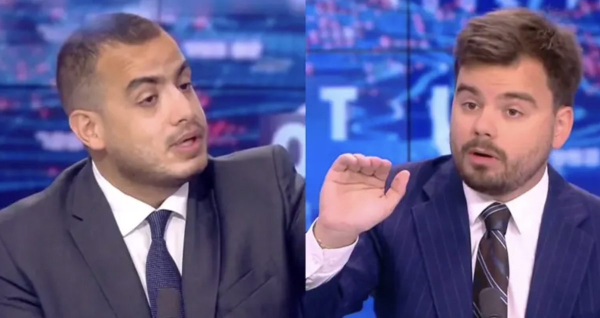 Face-à-face tendu entre deux intervenants sur un plateau de télévision d’actualité, l’un prenant la parole tandis que l’autre réagit avec un geste de la main, illustrant un débat animé ayant provoqué une vive polémique en direct sur une chaîne d’information.