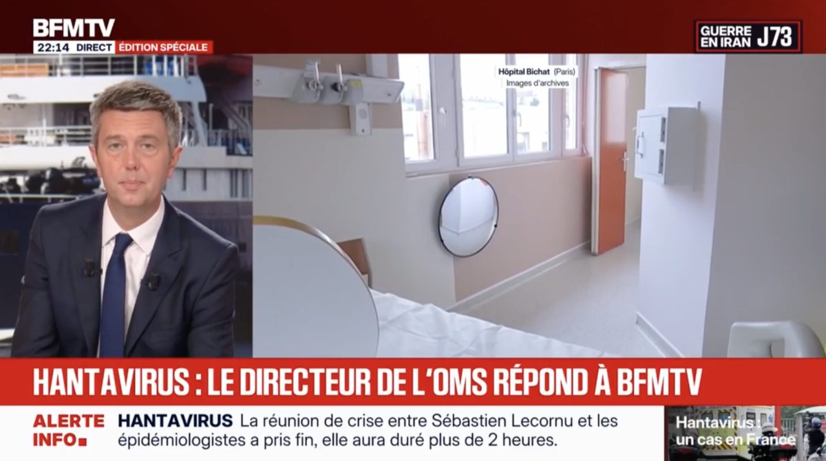Plateau de télévision diffusant une édition spéciale consacrée à l’hantavirus avec un présentateur en costume et des images d’une chambre d’hôpital vide en arrière-plan, illustrant la réunion de crise sanitaire organisée en France autour des cas détectés.