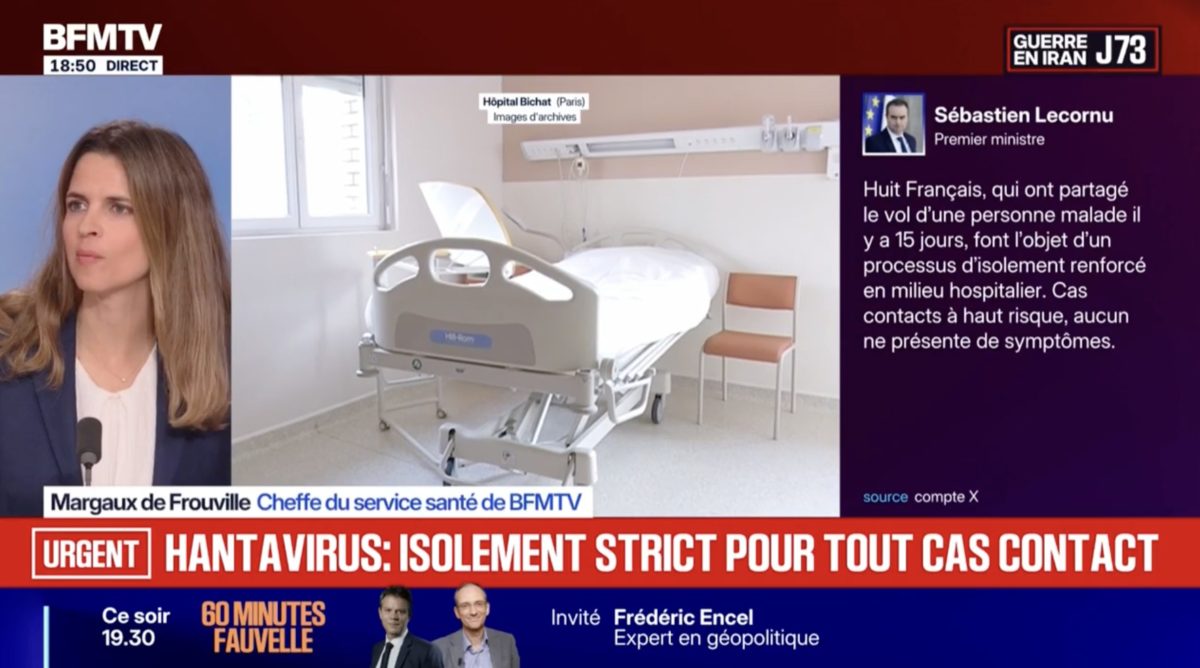 Plateau télévisé évoquant l’hantavirus en France avec un lit d’hôpital vide, un bandeau d’alerte annonçant un isolement strict pour tous les cas contacts et des informations gouvernementales sur les mesures sanitaires renforcées.