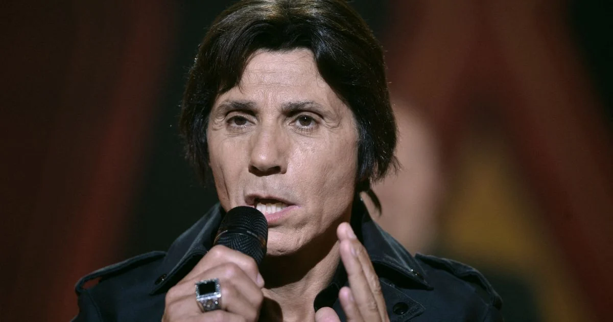 Jean-Luc Lahaye chantant sur scène avec un micro à la main lors d’une prestation musicale, dans un contexte de polémique autour de ses concerts organisés par des mairies RN malgré les accusations de violences sexuelles visant le chanteur.