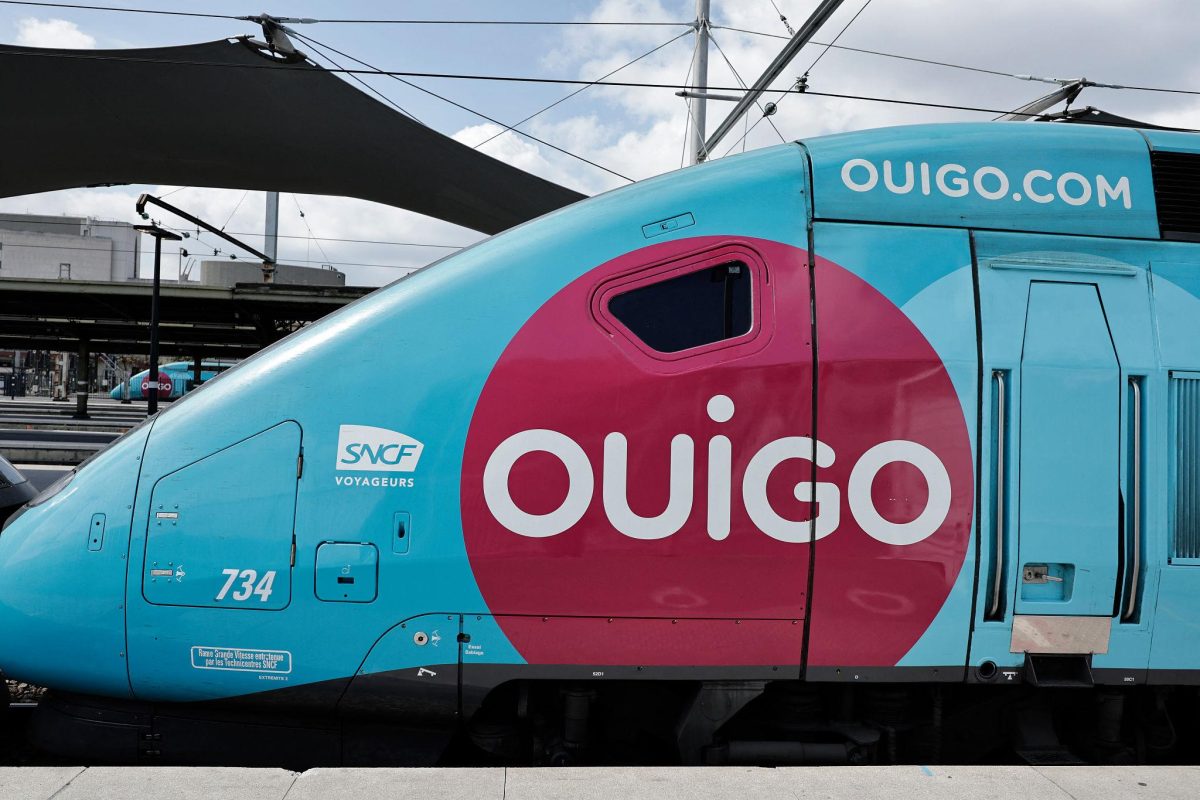 Train Ouigo bleu et rose stationné en gare française, illustration des prix variables des billets SNCF et Ouigo liés à la tarification dynamique et aux offres low cost ferroviaires.